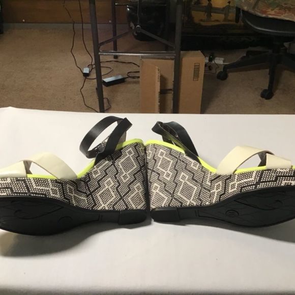 Sam and Libby black and white pattern wedge sandal size 11m. - Picture 12 of 12